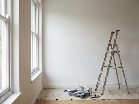 Schilder aan het werk op een ladder